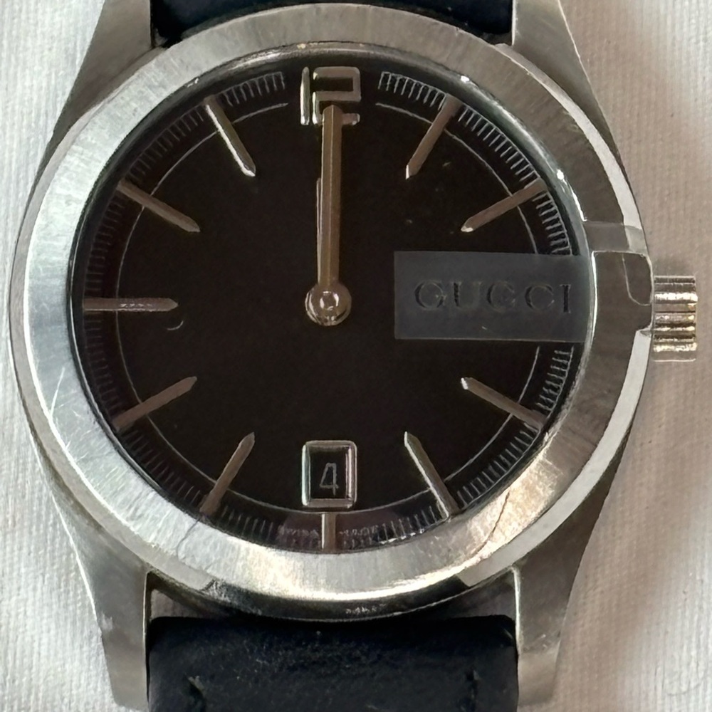 Gucci 5700L Black and Silver Women's Watch w/ original Leather Band New Battery